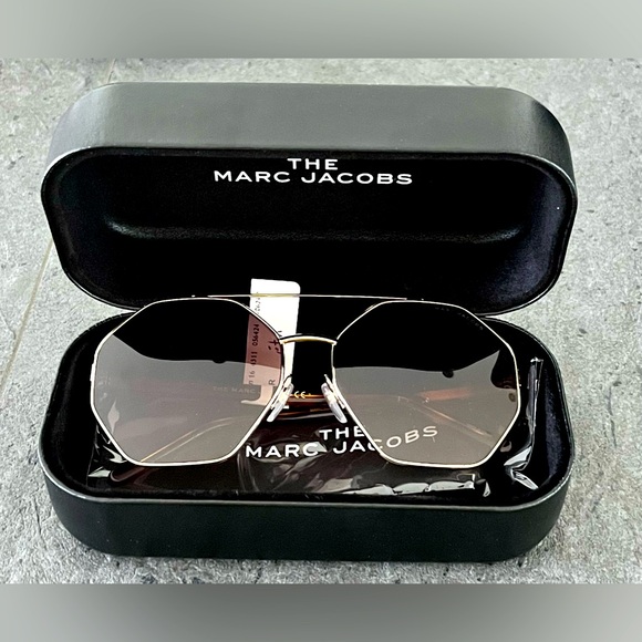 The Marc Jacobs sunglasses. - Picture 1 of 5